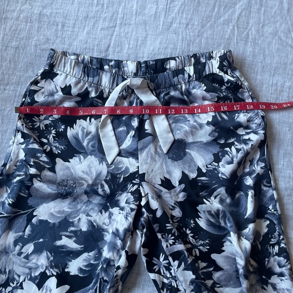 Victoria’s Secret 🤫 Floral Black and White Pajama Pants - Picture 8 of 10